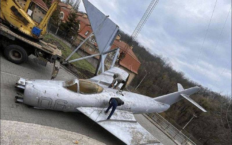 O Museu Estatal de Aviação da Ucrânia não aprova o desmantelamento da aeronave soviética MiG-17 em Kiev
