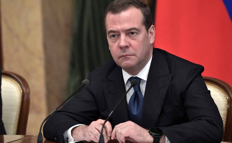 Místopředseda Rady bezpečnosti Ruské federace Medveděv označil petici za obnovení jaderného statusu Ukrajiny za „apokalyptický nesmysl“.