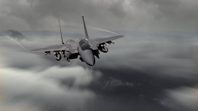 Gracias a los tanques de combustible conformados, los cazas F-15EX de la Fuerza Aérea de EE. UU. recibirán un mayor rango de vuelo.
