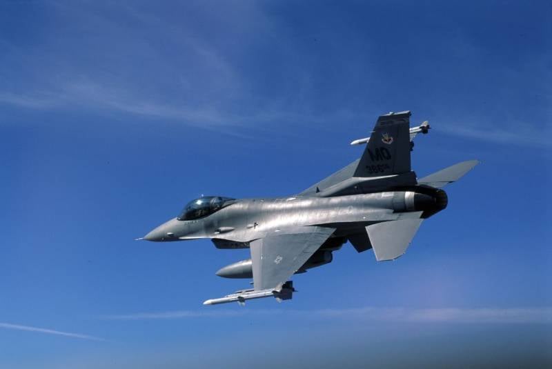Группа представителей Сената США требует отправки киевскому режиму истребителей F-16