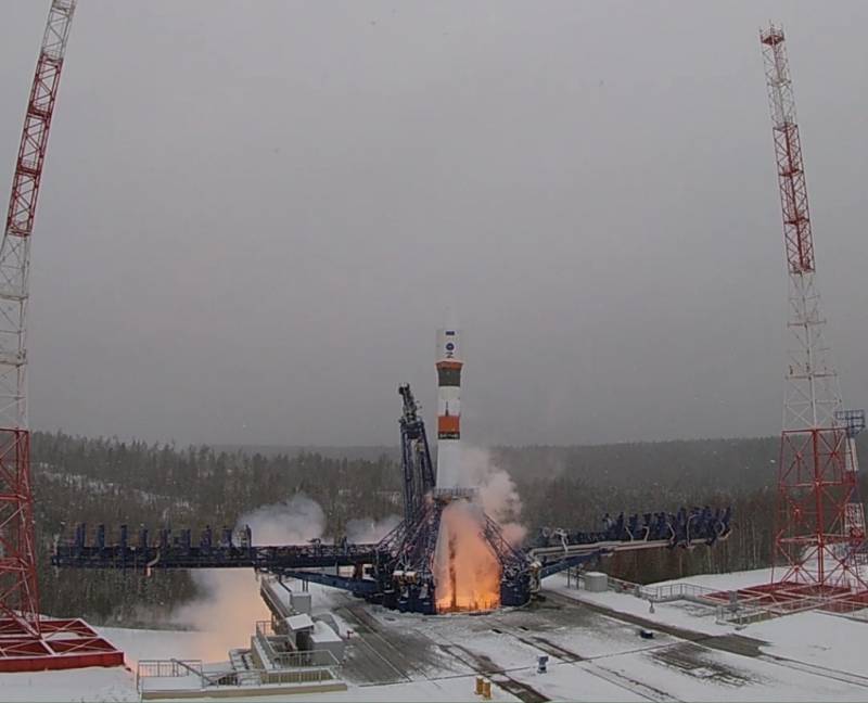 Russisch ministerie van Defensie: Russische lucht- en ruimtevaarttroepen lanceerden een Sojoez-2.1a-draagraket met een militaire satelliet