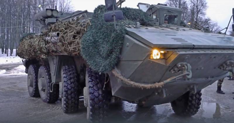 Sebuah kereta dengan pengangkut personel lapis baja Rusia terbaru "Boomerang" terlihat