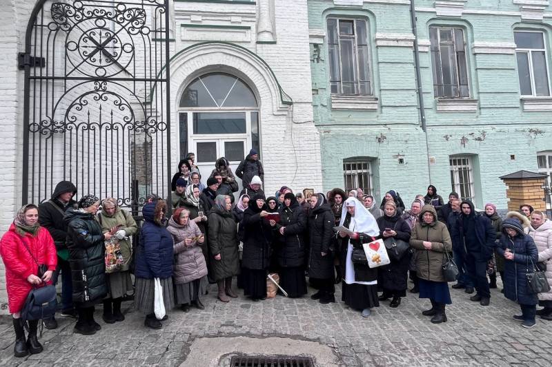 Ukrayna Kültür Bakanlığı komisyonu, binaları mühürlemek için sabah yine Kiev-Pechersk Lavra'ya geldi.