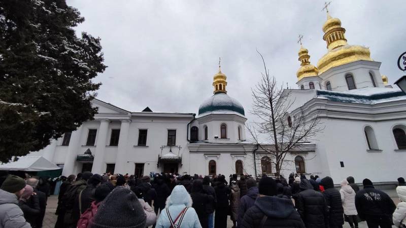 On the day of the illegal eviction of the monks of the UOC, thousands of believers gathered for a prayer service in the Kiev-Pechersk Lavra