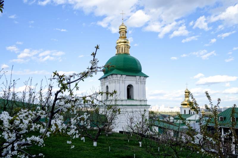 Im Kiewer Höhlenkloster findet eine Sitzung der Synode der UOC statt, bei der auch über das Ultimatum des Kiewer Regimes beraten wird