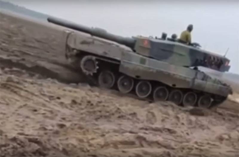 Rekaman tank Leopard 2A4 katon, diduga ing Donbass