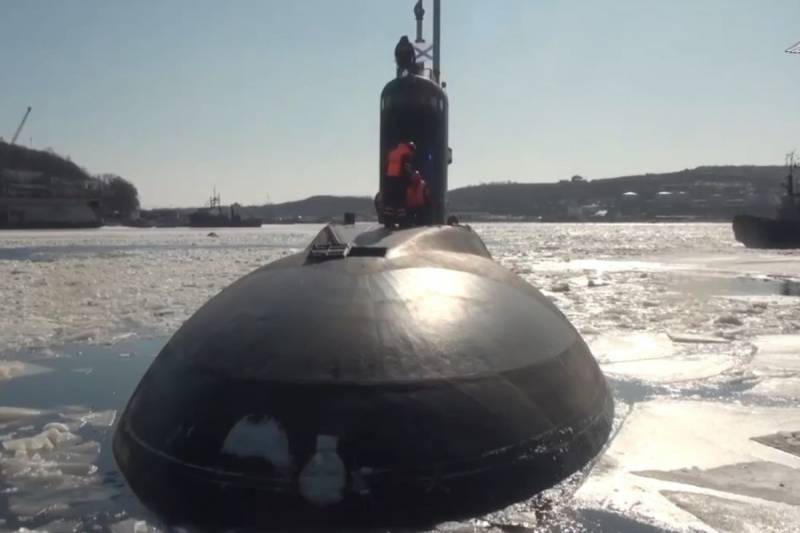 Tàu ngầm "Petropavlovsk-Kamchatsky" phóng tên lửa "Calibre" vào mục tiêu ven biển
