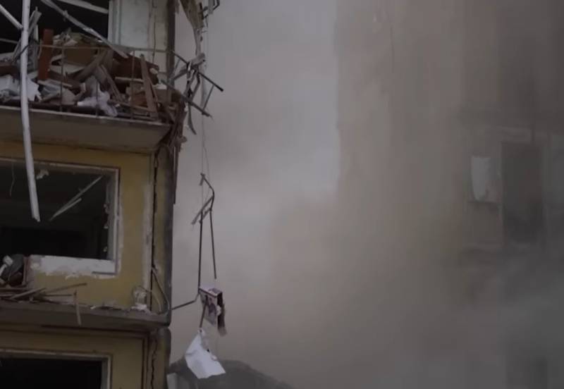 Hệ thống phòng không Ukraine cố gắng đánh chặn tên lửa Nga lại đánh trúng một tòa nhà chung cư