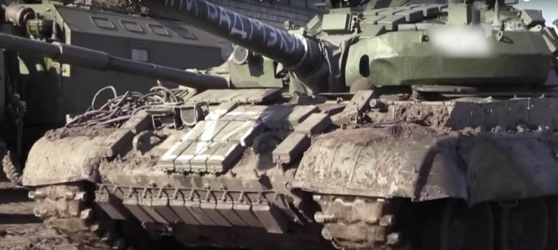 T-62M aggiornato nella zona operativa speciale. La macchina non ha un telemetro laser sopra la pistola. Invece del mirino 1K13, è stato installato 1PN96MT-02