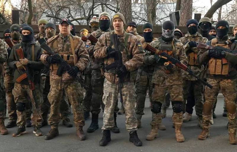 Distribución incontrolada de armas: 500 residentes del Dnieper no quieren separarse de las ametralladoras