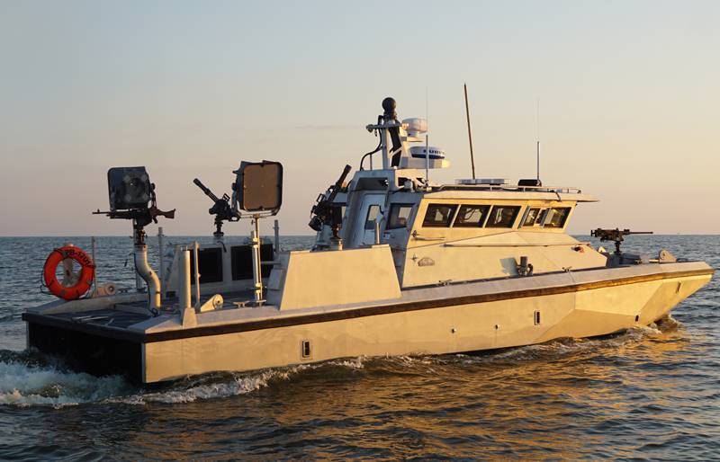 Une vidéo d'essais sur le Dniepr d'un des bateaux américains de 40 pieds de type Defiant (40РВ) transférés aux Forces armées est apparue sur le Web