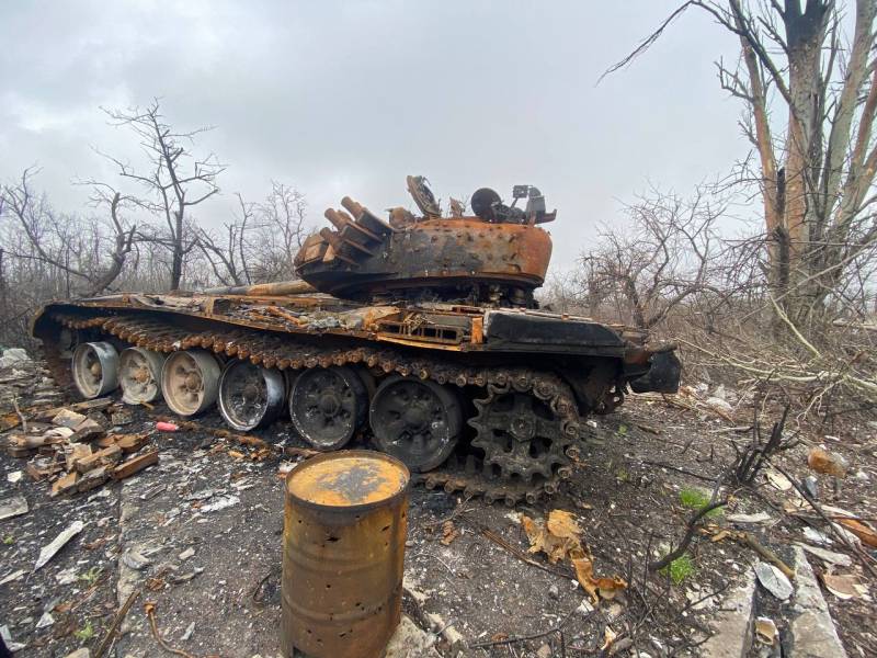 ロシアで開発された敵装甲車両「ヘッジホッグ」の破壊のための地上ベースのドローン