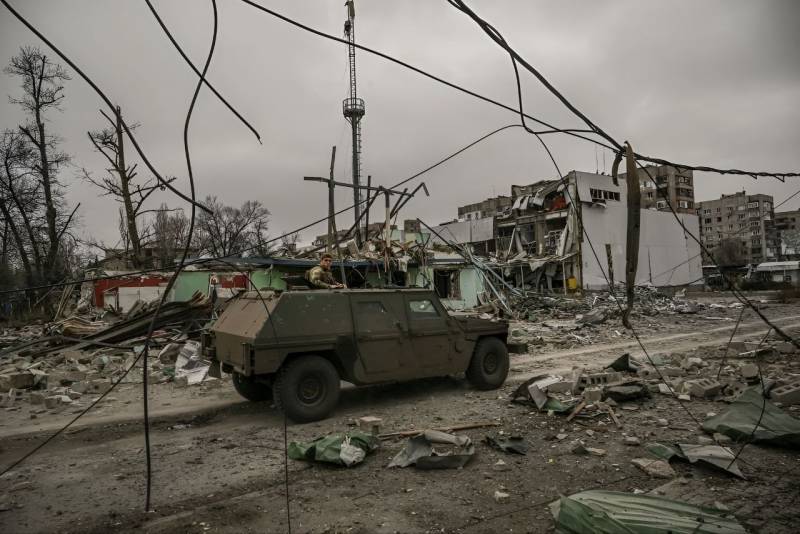 Ing area garis kontak, mobil lapis baja Eagle I digawe Swiss kanthi simbol Angkatan Bersenjata Ukraina ditrapake ing kana.