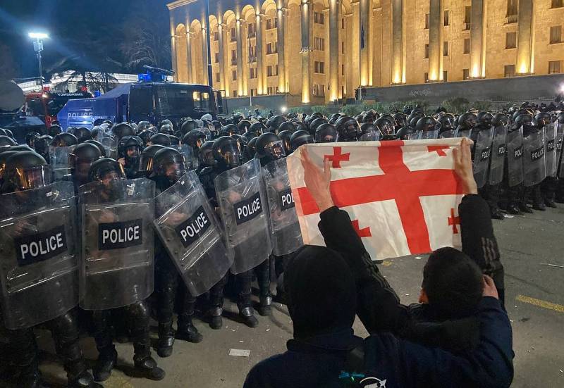 Массовые протесты в центре Тбилиси завершились, но оппозиция обещает новую акцию уже сегодня