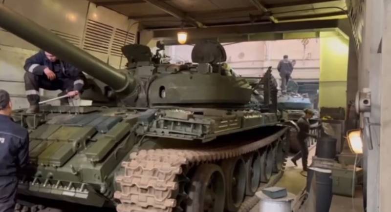 Modernisierter T-62M in der Werkstatt des 103. BTRZ. Sichtbarer dynamischer Schutz an den vorderen Teilen des Rumpfes und dem Dach des Turms
