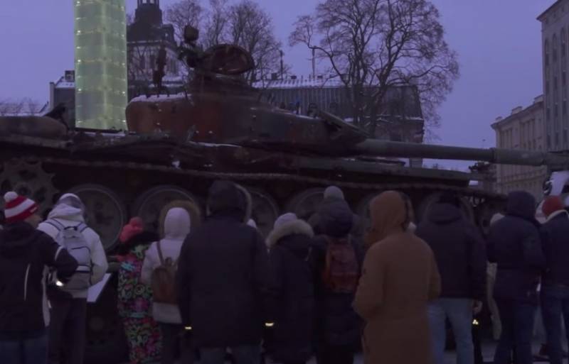 Kota-kota Estonia menolak mendemonstrasikan tank T-72 yang rusak