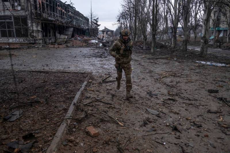 Ministre ukrainien des Affaires étrangères : "Nous devons nous battre à Bakhmut autant que nous le pouvons"