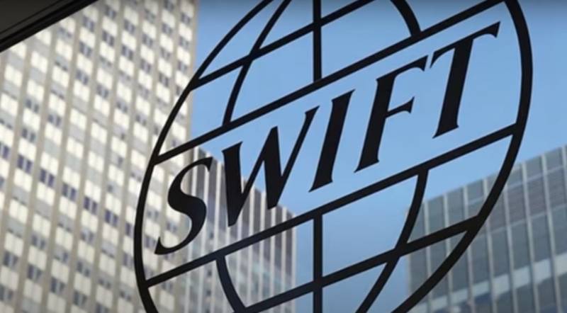 Uni Eropa menehi ijin marang bank-bank Eropa nggunakake e-mail kanggo sesambungan karo institusi keuangan Rusia sing dicopot saka SWIFT.