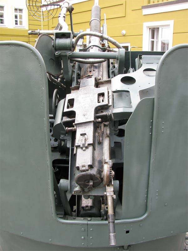 View of the 2M-3 gun mount from the stern. On the left, in the place of the gunner, you can observe the ring sight.
