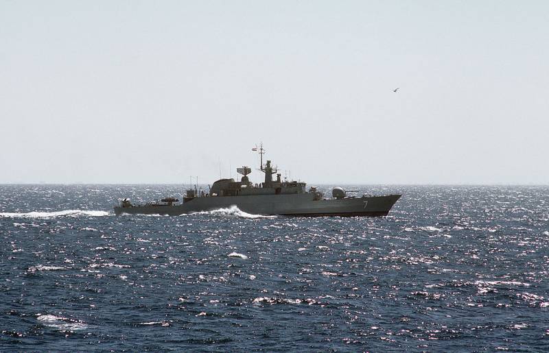 De Iraanse helikopterdrager "Makran" en het fregat "Dena" zijn de haven van Kaapstad in Zuid-Afrika binnengekomen