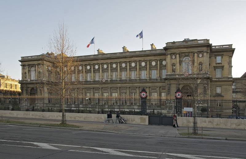 Международное агентство Fitch Ratings понизило кредитный рейтинг Франции