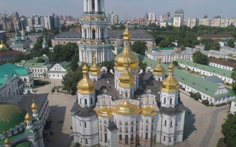 At the gates of the Kiev-Pechersk Lavra, services are held under the supervision of the armed police