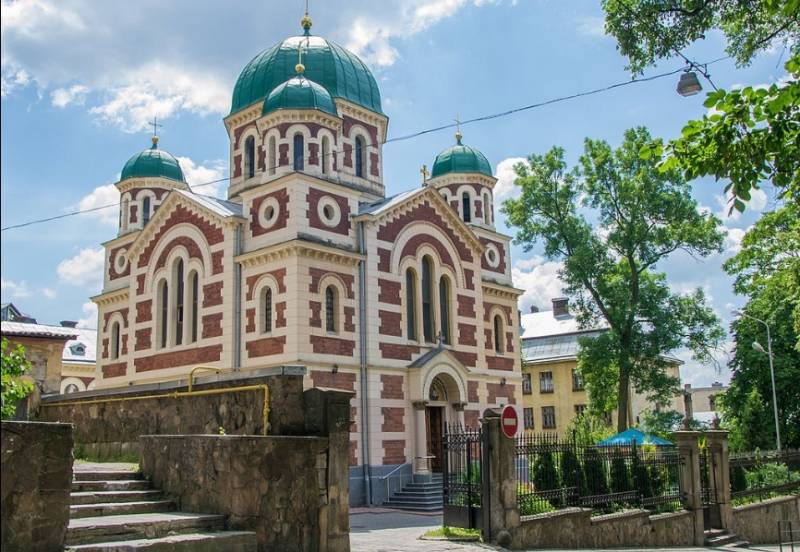 O regime de Kiev continua a entregar as igrejas ortodoxas aos cismáticos