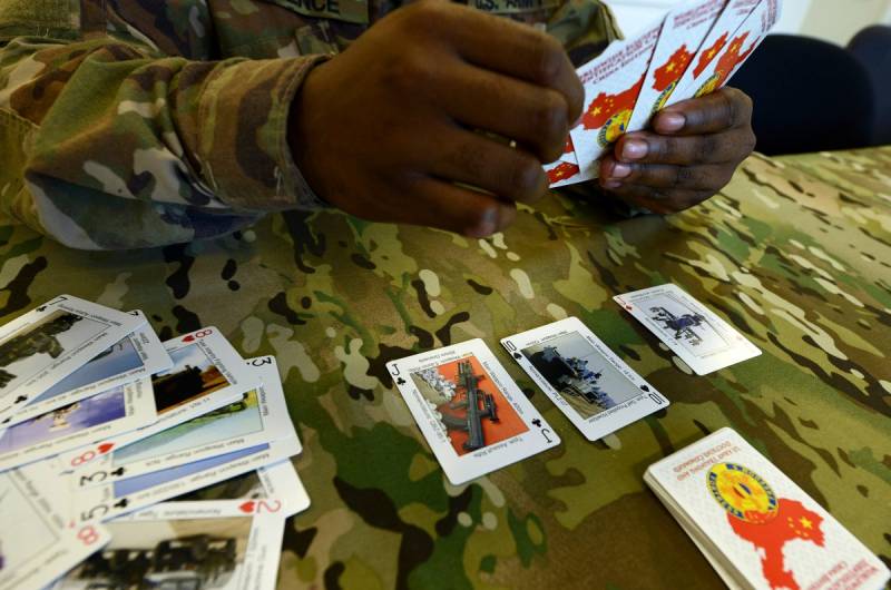 Inúmeros erros encontrados em cartas de baralho de equipamentos militares do Exército dos EUA