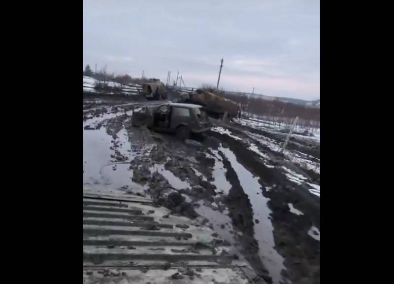 乌克兰武装部队使用的阿尔乔莫夫斯克以西的一段道路被拍摄在画面中