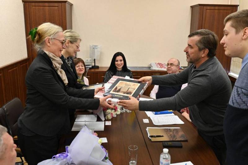 Một phái đoàn từ Thụy Điển đã trao các bản sao thư từ của Hetman Mazepa với chính quyền Thụy Điển cho văn phòng thị trưởng Kharkiv