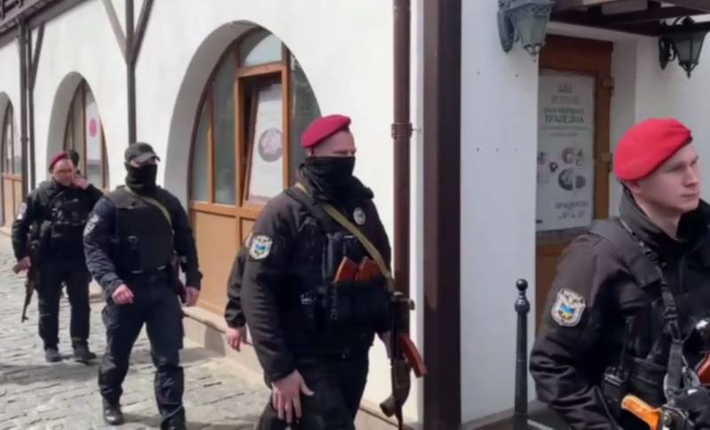 Украинские силовики заперли верующих в одном из корпусов Киево-Печерской лавры