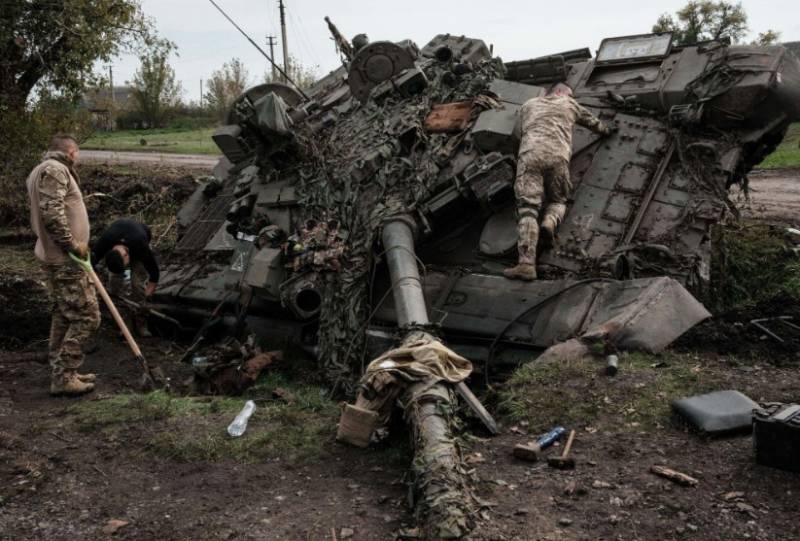 Попавший в западню танк Т-90А в селе Куриловка Харьковской области