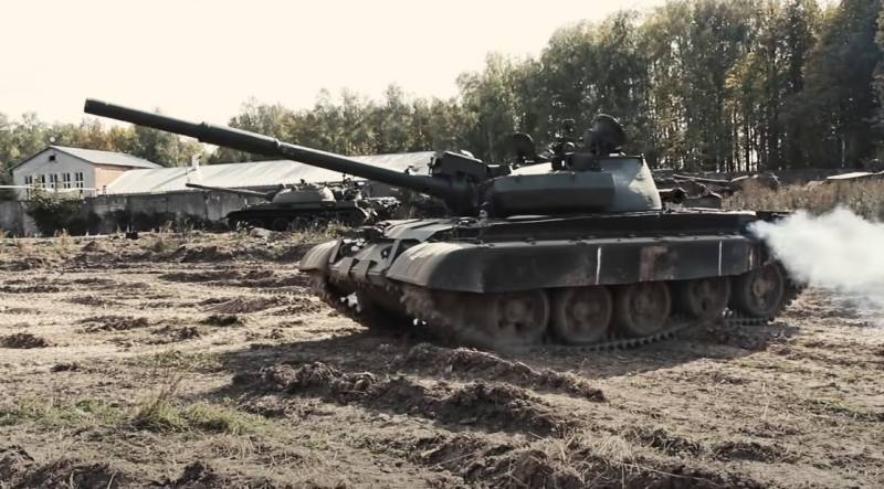 Украинские военные переделали брошенный танк Т-62М в машину техподдержки
