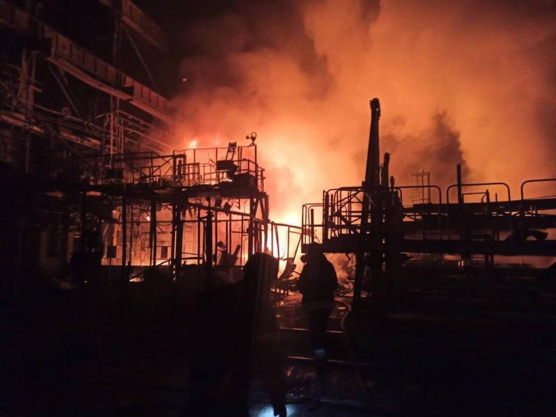 Các cuộc tấn công xảy ra vào ban đêm đã đánh trúng các cơ sở dự trữ của Lực lượng Vũ trang Ukraine ở Konstantinovka, phía Ukraine báo cáo về sự thất bại của nhà máy nhiệt điện ở Kurakhovo