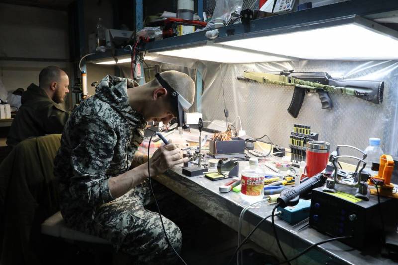 „Biroul de design de garaj”: de ce în Rusia se mai fac drone de luptă pe genunchi