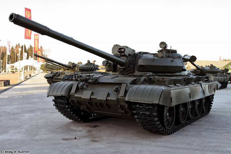 タンク T-55AM。 T-62M型は砲塔の額や車体の装甲板、砲上部のレーザー距離計送受信機本体などを見ることができます。