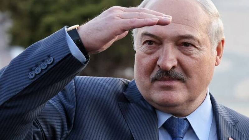 Lukashenko già, trong khi tìm lối thoát, đã tìm thấy một lối vào. Hoặc một số cùng một lúc