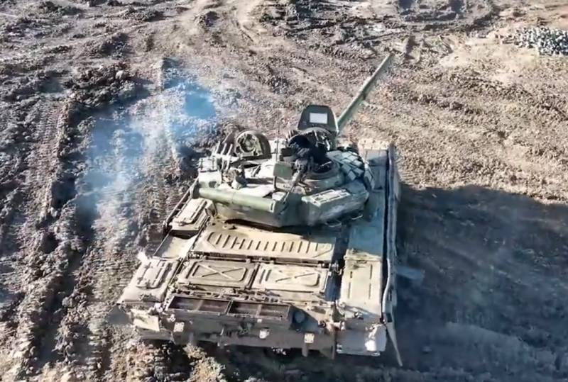 Российский танк Т-72 выдержал удар дрона-камикадзе с противотанковым боеприпасом