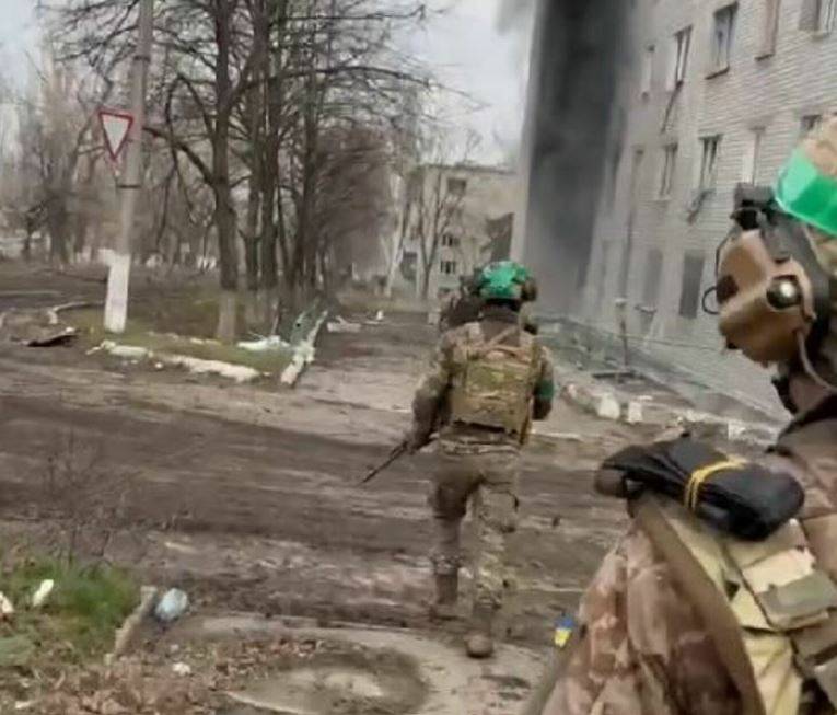 Украинский боевик случайно показал кадры превращенного в укрепление ВСУ многоэтажного дома в Артемовске