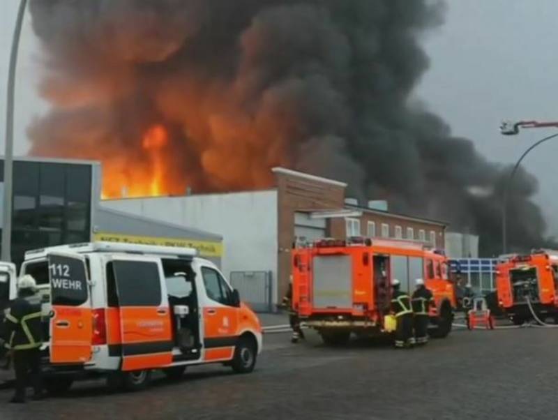 Stampa tedesca: Una nuvola di fumo velenoso si è formata dopo un incendio in un magazzino ad Amburgo