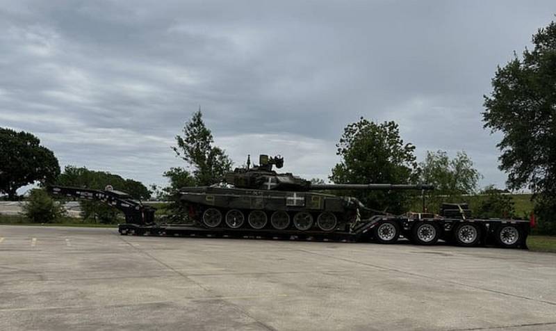 Американский пользователь из Луизианы опубликовал снимки транспортировки российского ОБТ Т-90А, якобы захваченного на Украине