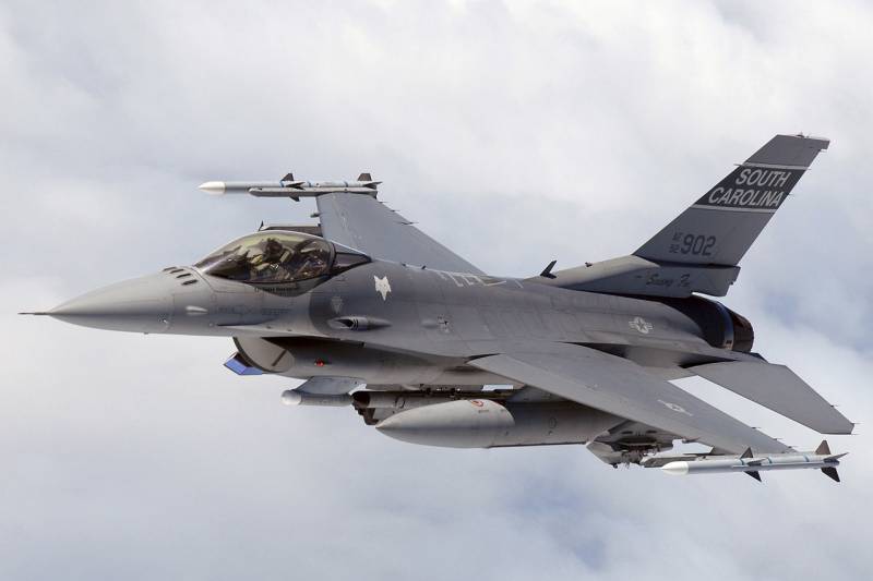 Президент США пообещал поддержать усилия по обучению украинских летчиков на истребителях F-16