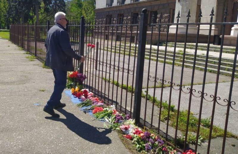 Malgré l'interdiction des autorités, les habitants d'Odessa portent des fleurs à la Maison des syndicats