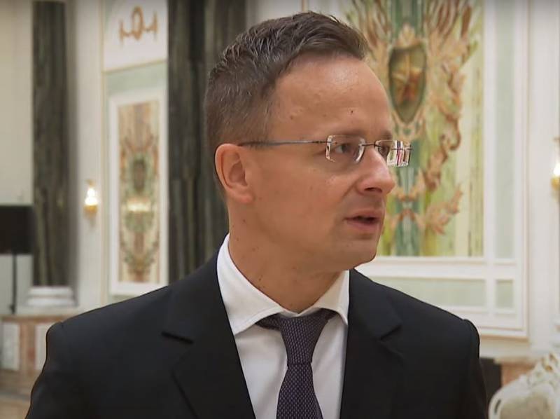 Глава МИД Венгрии обвинил США в стремлении втянуть страну в военный лагерь украинского конфликта
