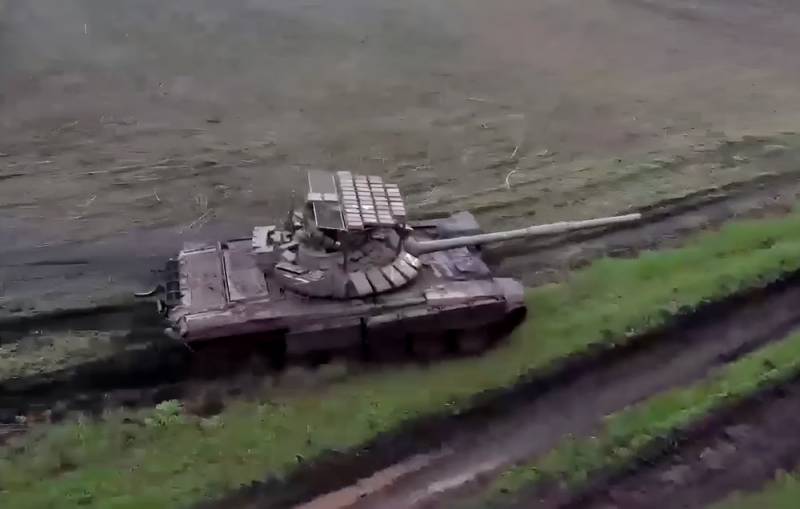 В зоне СВО замечен танк Т-72Б3 с динамической защитой «Контакт-1» на противокумулятивном козырьке башни