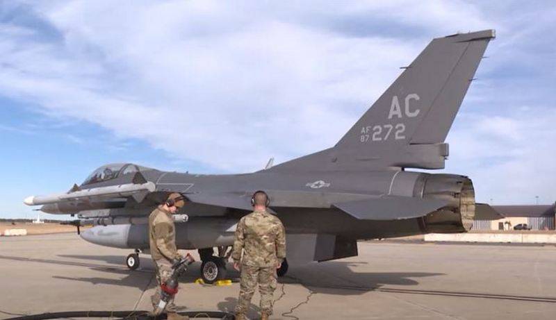 Пресса США: Для обучения украинских пилотов на истребителях F-16 потребуется гораздо меньше времени, чем считали в Пентагоне