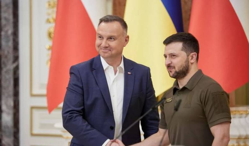 Экс-премьер Польши о поставках вооружений Киеву: Боже, почему президент радуется, что разоружает страну