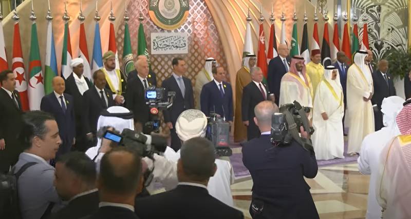 Саудовский принц поприветствовал на саммите ЛАГ президента Сирии и заявил, что арабский мир больше не позволит погрузить себя в войны, усобицы