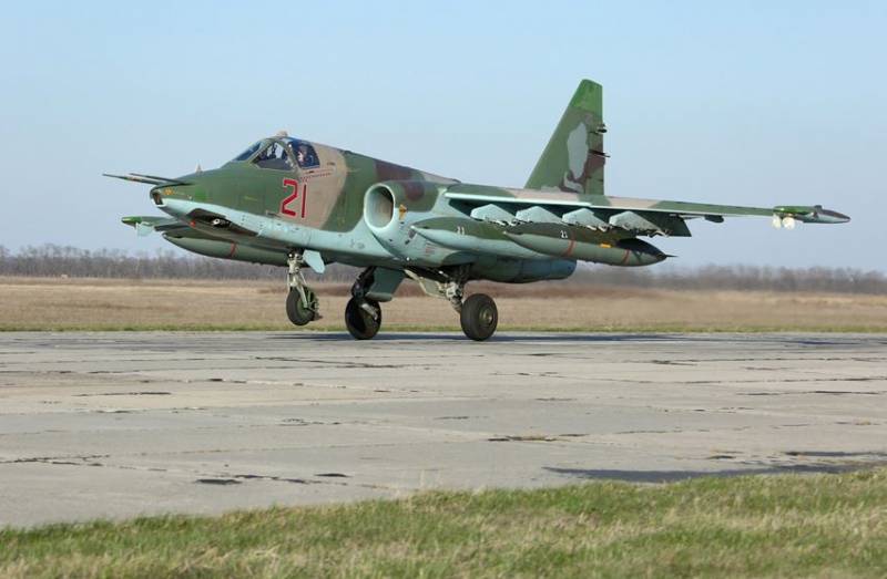 Askeri muhabirler: Rus pilotlar, düşman hava savunması tarafından düşürülen Su-25 uçağını hava sahasına geri getirip motorunu söndürebildi.