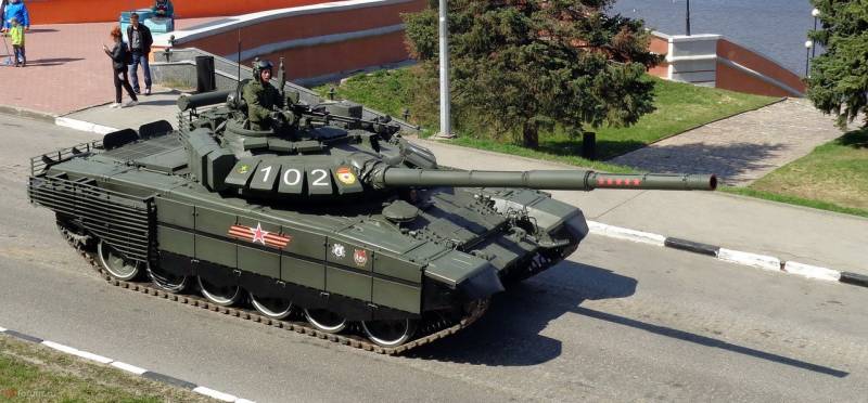 T-72B3 مدل 2016. جعبه های فولادی قابل مشاهده با محافظت پویا روی برج و صفحه های مشبک